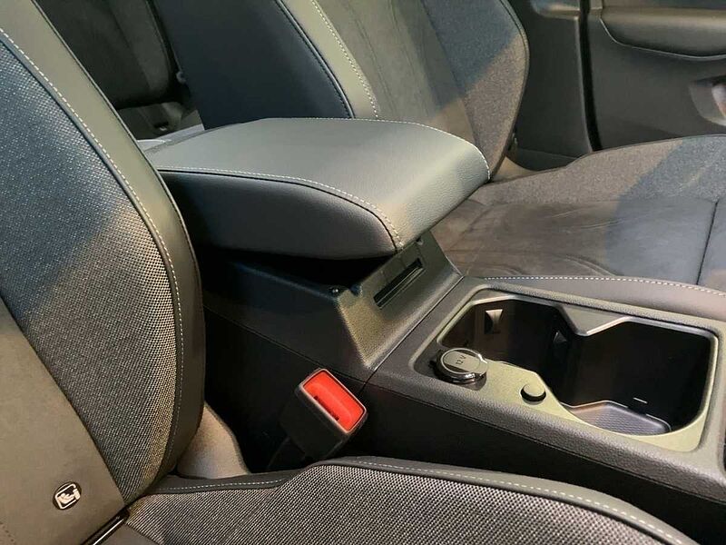 Volkswagen Golf Style 2.0 l TDI DSG LED NAVI PDC