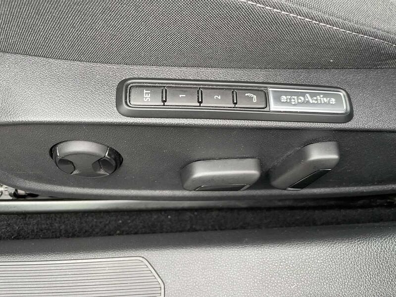 Volkswagen Golf VIII 1.5 TSI Style Navi ACC Virt LED PDC