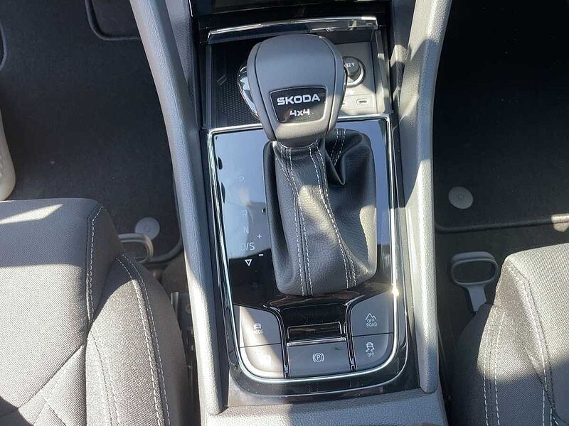 SKODA Karoq 2.0 TDI Sportline AHK ACC Navi Virt LED