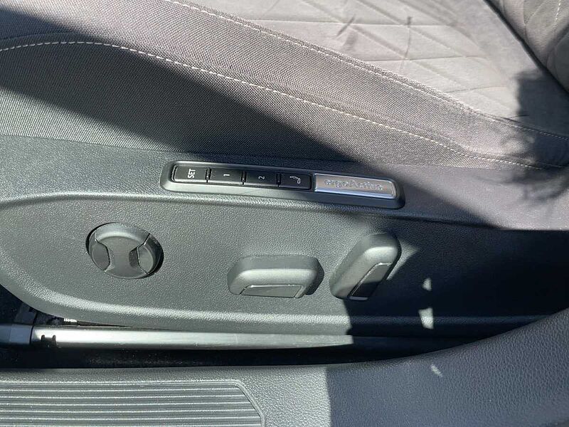 Volkswagen Golf VIII Variant 2.0 TDI Style AHK Navi ACC