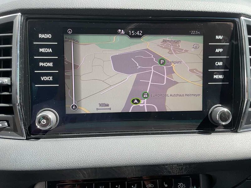 SKODA Karoq 2.0 TDI Style CarPlay ACC AHK LED Navi PDC