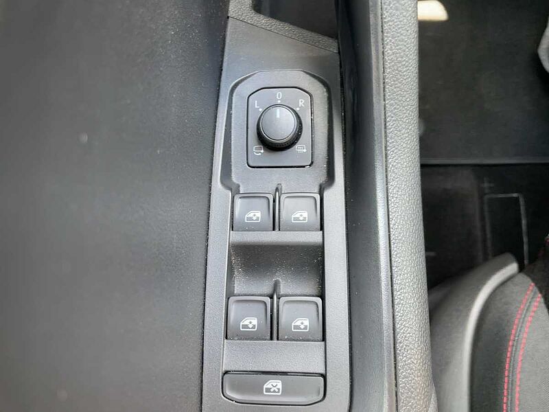 SKODA Karoq 2.0 TDI Style CarPlay ACC AHK LED Navi PDC