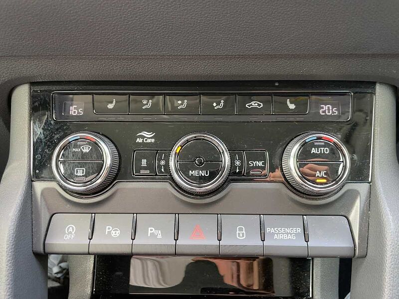 SKODA Karoq 2.0 TDI Style CarPlay ACC AHK LED Navi PDC