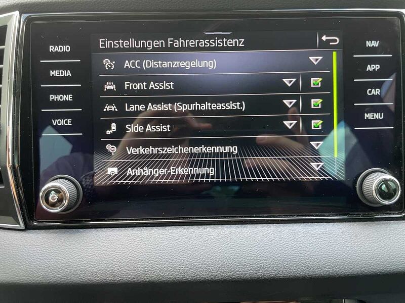 SKODA Karoq 2.0 TDI Style CarPlay ACC AHK LED Navi PDC