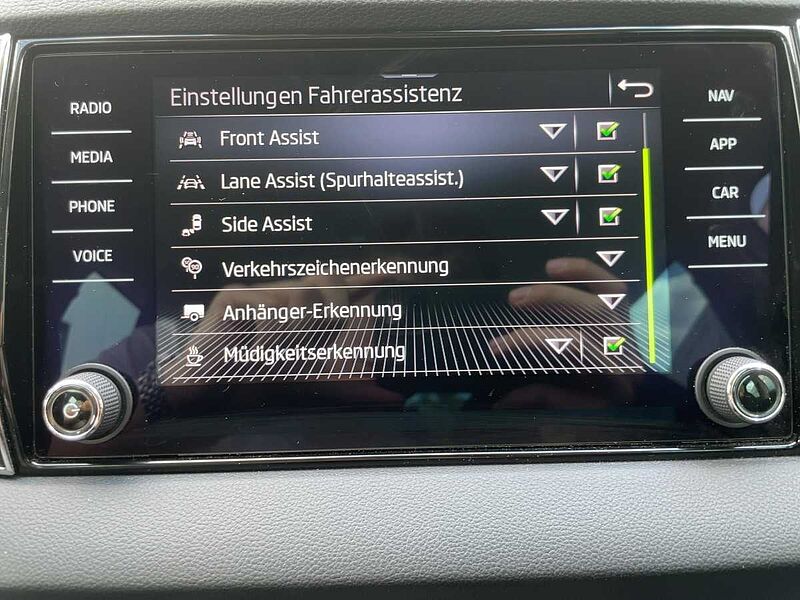 SKODA Karoq 2.0 TDI Style CarPlay ACC AHK LED Navi PDC