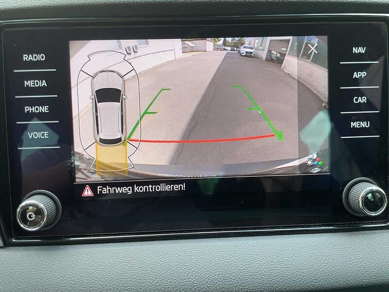SKODA Karoq 2.0 TDI Style CarPlay ACC AHK LED Navi PDC